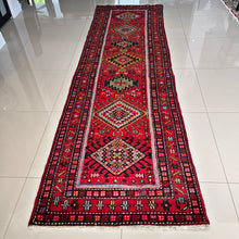 1940 HERIZ RUG 3’ 1” x 10’ 3” (RUN.5950)