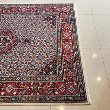 1970 PERSIAN MOOD RUG 5’ x 6’ 7” (MED.FEA.136)