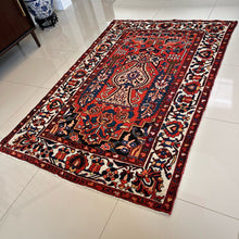 1940 BAKHTIARI RUG 4’ 5” x 6’ 8” (MED.FEA.245)