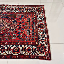 1940 BAKHTIARI RUG 4’ 5” x 6’ 8” (MED.FEA.245)