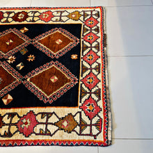 1970 SHIRAZ RUG 4’ 2” x 7’ 3” (MED.226)