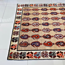 1960 SHIRAZ RUG 4’ 7” x 7’ 6” (MED.115)