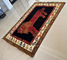 1960 SHIRAZ RUG 3’ 7” x 5’ 6” (MED.FEA.2360)