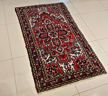 1940 HERIZ RUG 2’ 10” x 4’ 9” (SMA.FEA.121)