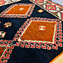 1970 SHIRAZ RUG 4’ 2” x 7’ 3” (MED.226)