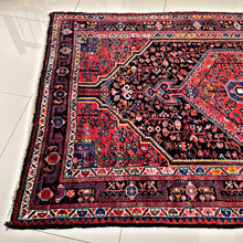 1960 TUYSERKAN RUG 4’ 6” x 7’ 2” (MED.FEA.1393)