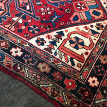 1950 HERIZ RUG 3’ 9” x 11’ 5” (RUN/FEA#6366)