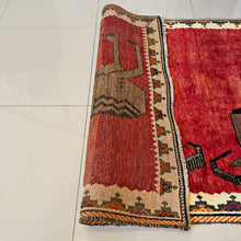 1970 SHIRAZ RUG 4’ x 6’ 1” (MED.FEA.95)