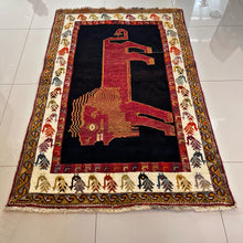 1960 SHIRAZ RUG 3’ 7” x 5’ 6” (MED.FEA.2360)