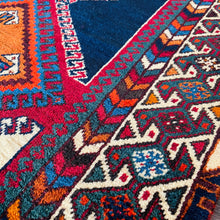 1970 PERSIAN SHIRAZ RUG 4’ 10” x 7’ 11” (MED#19)