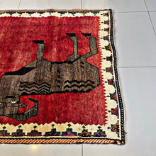 1970 SHIRAZ RUG 4’ x 6’ 1” (MED.FEA.95)