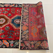 1960 SHIRAZ RUG 3’ 7” x 11’ 9” (RUN.FEA.16)