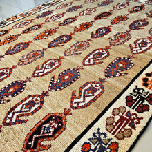 1960 SHIRAZ RUG 4’ 7” x 7’ 6” (MED.115)