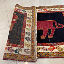 1960 SHIRAZ RUG 3’ 7” x 5’ 6” (MED.FEA.2360)