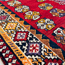 1960 SHIRAZ RUG 4’ 3” x 6’ 6” (MED.FEA.130)