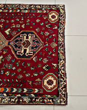 1970 QASHQAEI SHIRAZ RUG 3’ 8” x 5’ 1” (MED.240)