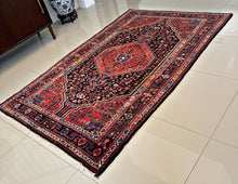 1960 TUYSERKAN RUG 4’ 6” x 7’ 2” (MED.FEA.1393)