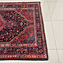 1960 TUYSERKAN RUG 4’ 6” x 7’ 2” (MED.FEA.1393)